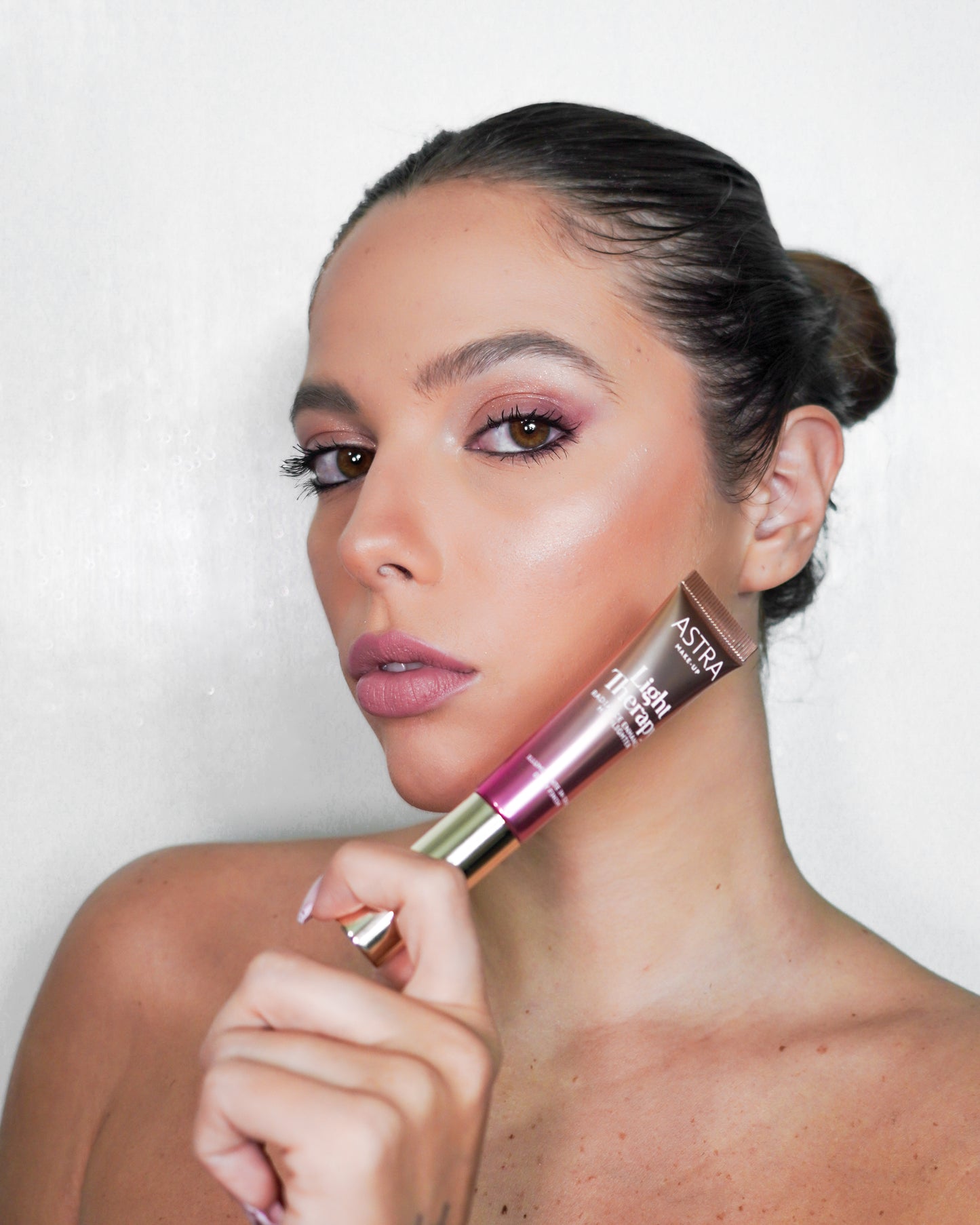 Astra Make-Up Light Therapy – Radiance Enhancer Highlighter